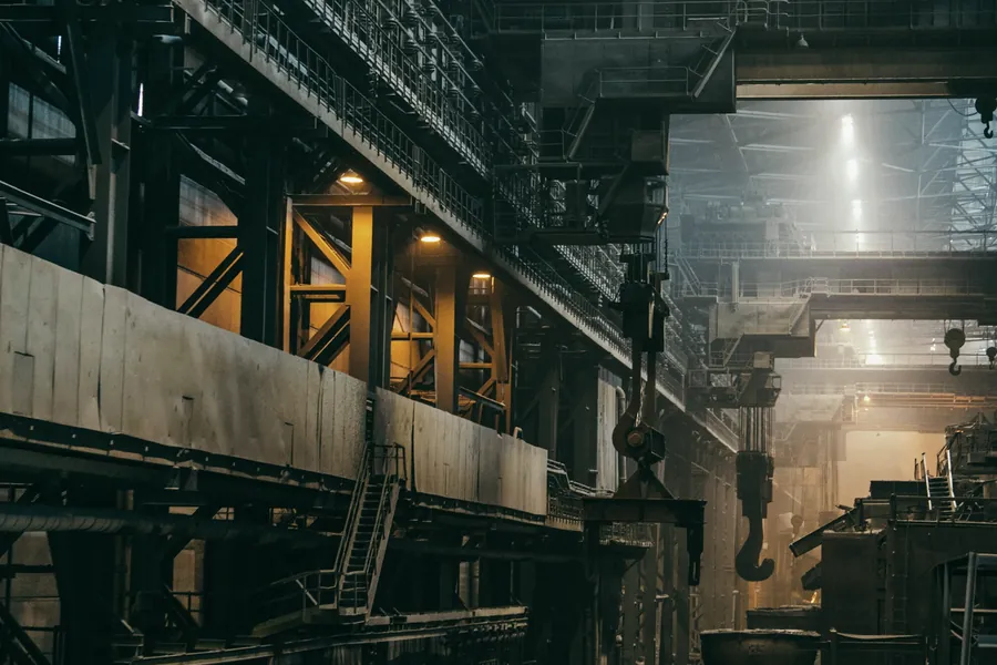 Interior de uma planta industrial.