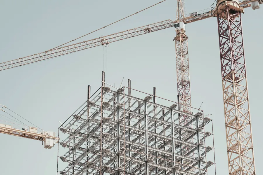 Estrutura metálica de um edifício em obra.