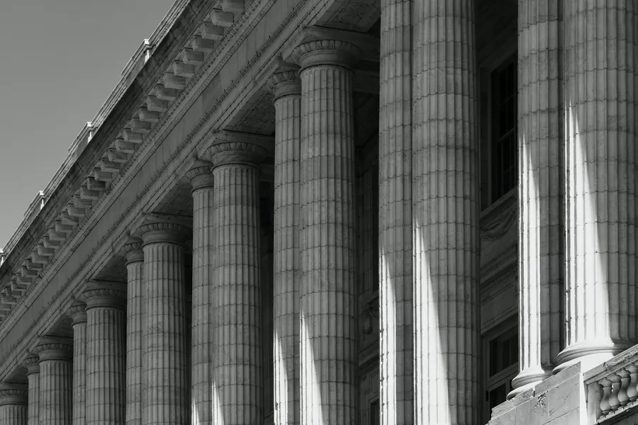 Colunas de um edifício institucional.
